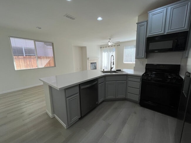 Building Photo - 3 Bed | 2 Bath | 1330SF | Tenant Pays $200...