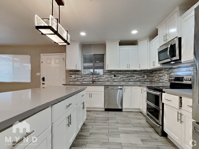 Building Photo - 548 E Royal Palms Dr