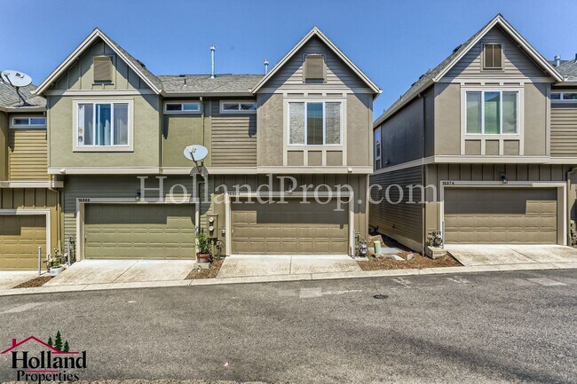Foto del edificio - Spacious 3-Bedroom Home with High Ceilings...