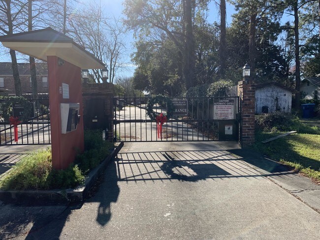 Foto del edificio - 416 Doucet Rd