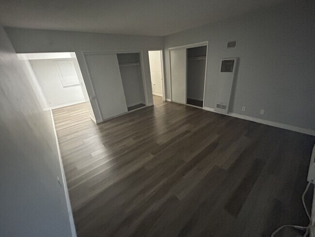 Building Photo - 1/2 OFF FIRST MONTH'S RENT Studio apartment with all utilities paid!