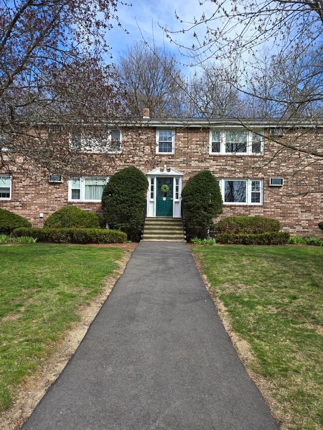 Building Photo - 10 Myles Standish Dr