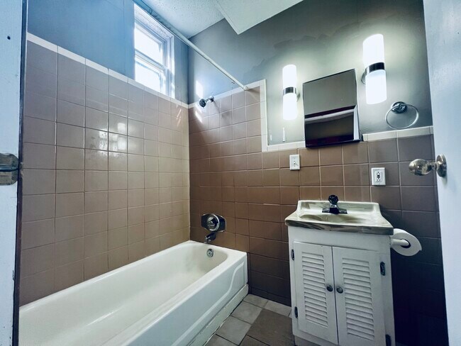 Baño - 2222 Walnut St