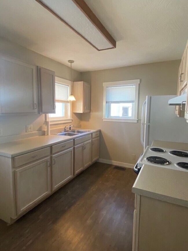 Foto del edificio - Adorable 2 Bedroom Early July!