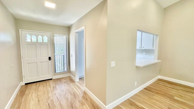 Building Photo - Fully Remodeled Upper Unit Condo in the De...