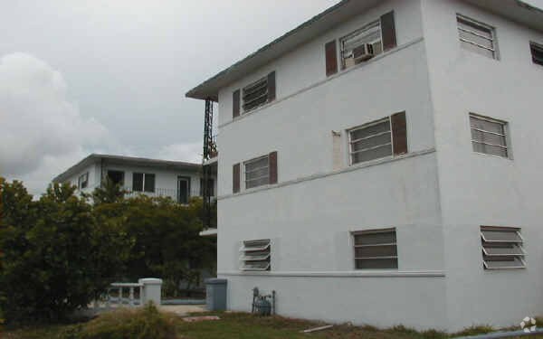 Building Photo - 6487 W Flagler St