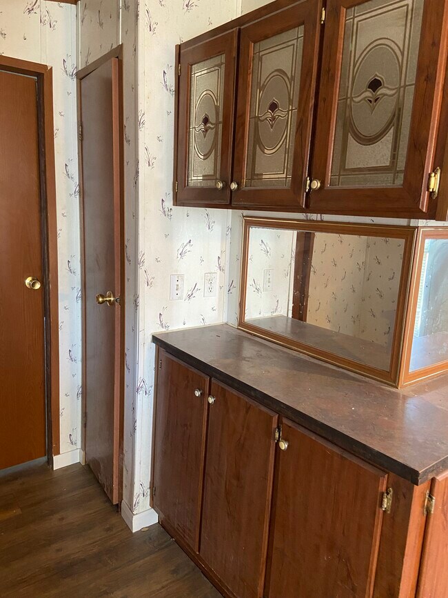 Kitchen bar - 636 Locust Grove Dr