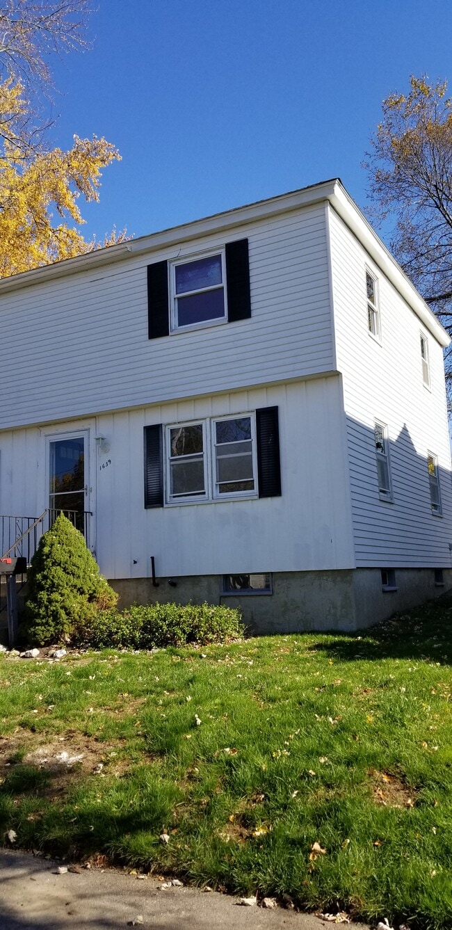 Building Photo - 1639 Paule Ave