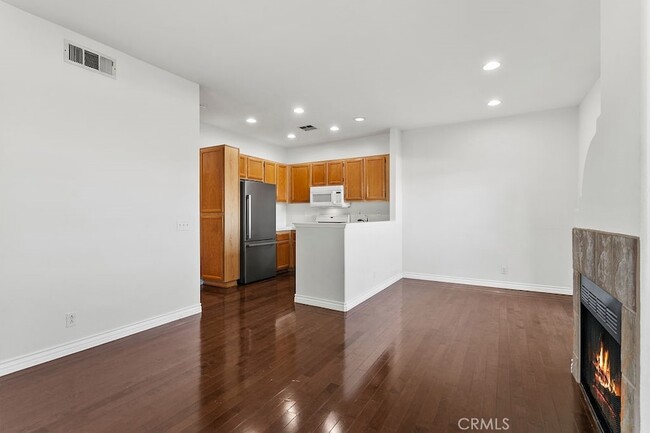 Building Photo - 17 Aurora