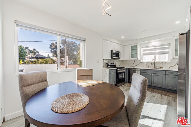 Foto del edificio - 722 Lincoln Blvd