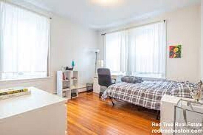 Foto del edificio - NICE 3 BED IN BROOKLINE!!!