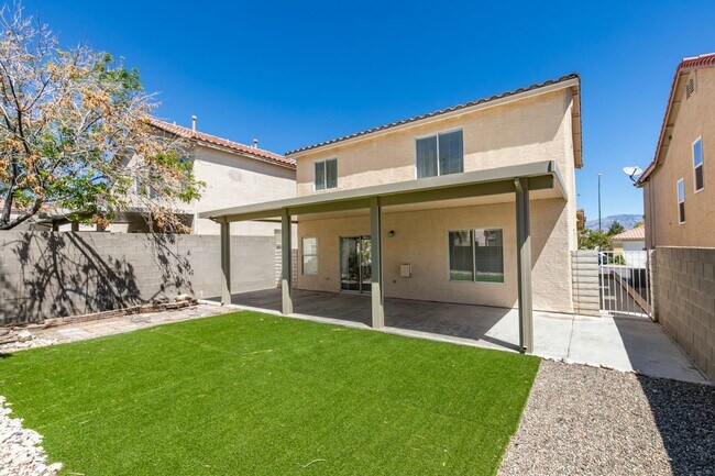 Foto del edificio - Stunning 4 bedroom, 2.5 bathroom