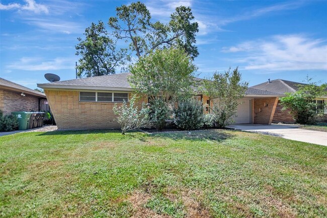Building Photo - 4021 Silverwood Dr