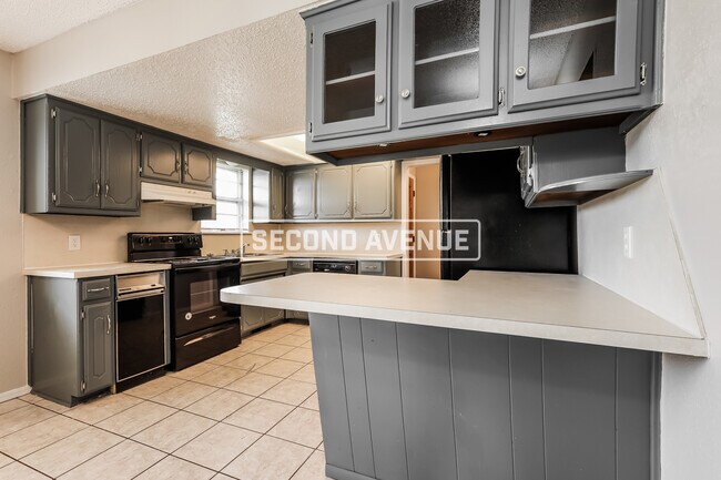 Building Photo - 2412 Crystal Dr