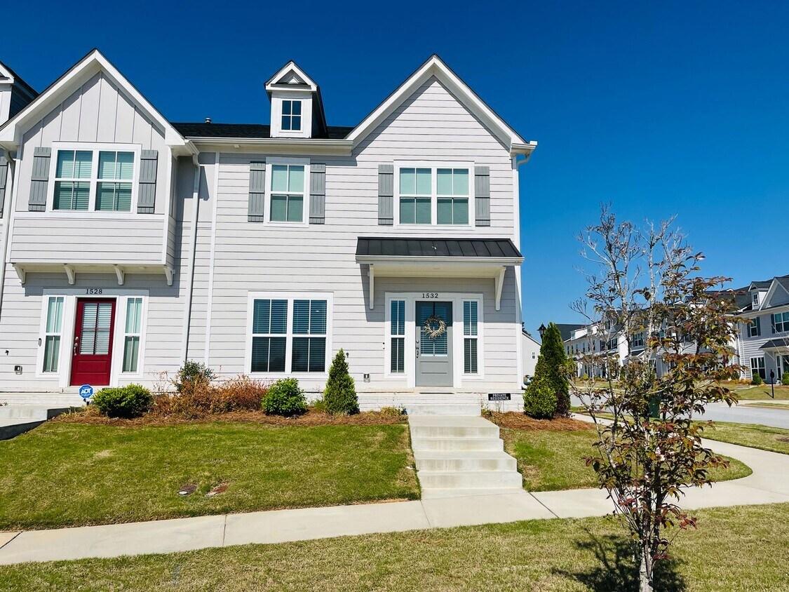 Primary Photo - Stunning 3 bedroom 2.5 bathroom townhome i...