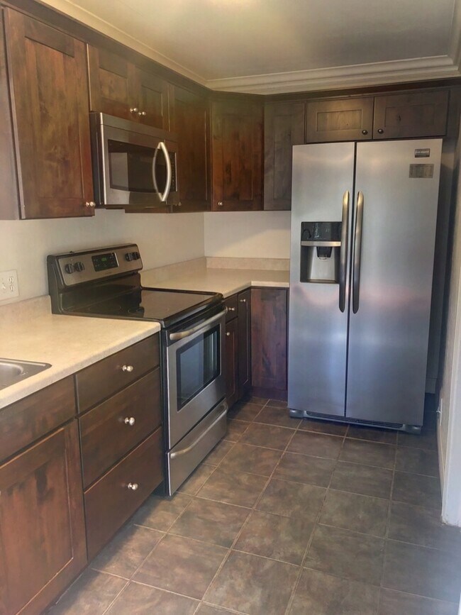 Foto del edificio - Evolve Real Estate: Victorian Home in Athmar Park Available for Move in on July 1st!