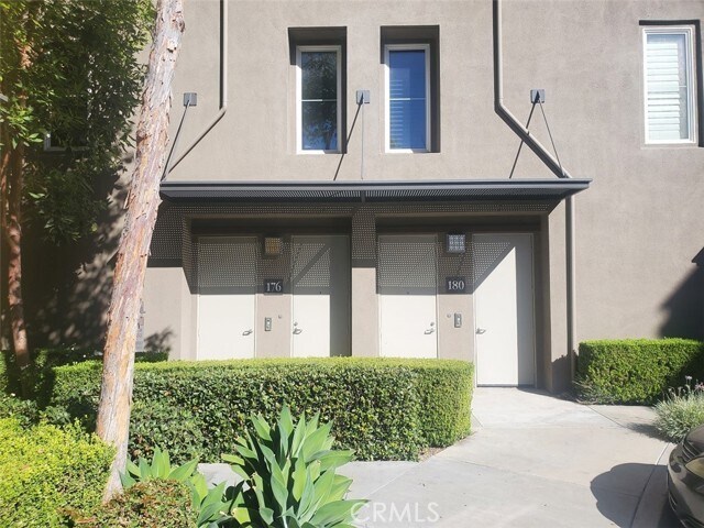 Building Photo - 176 Village Ct