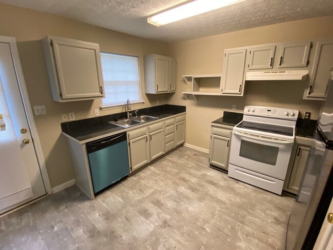 KITCHEN - 752 Jennings Ct