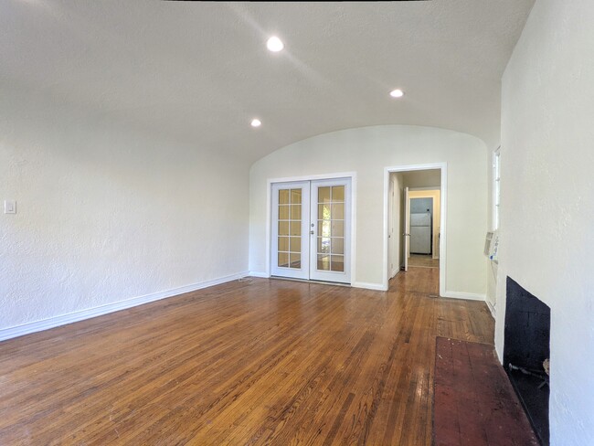 Building Photo - 805 N Sycamore Ave
