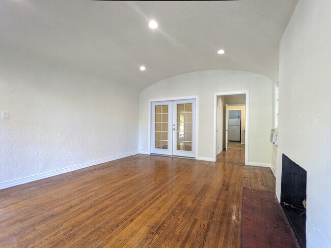Foto del edificio - 805 N Sycamore Ave