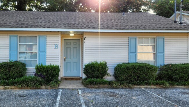 Building Photo - 2149 Gloria Cir