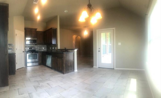 Building Photo - 4 bedroom in Granbury TX 76049