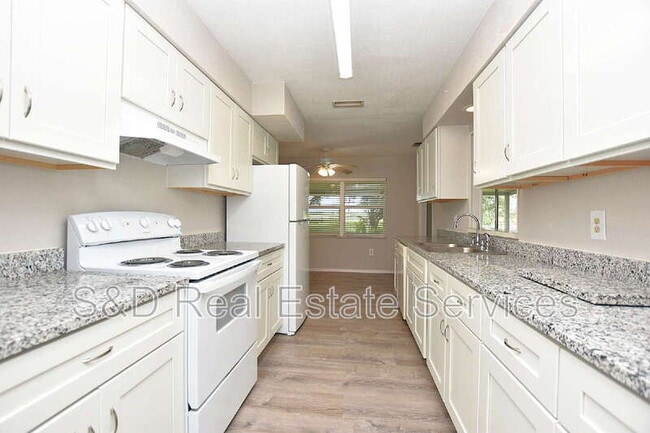 Building Photo - 561 Lake Bonny Dr E