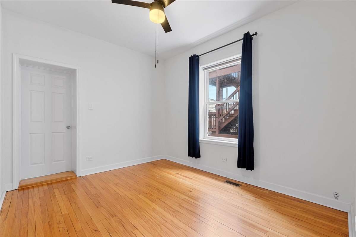 Primary Photo - 6445 N Greenview Ave