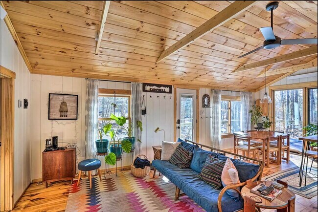 Foto del edificio - 145 Falls Brook Rd