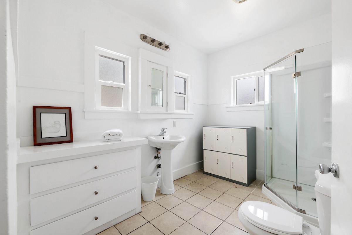 Building Photo - 1770 N Sierra Bonita Ave