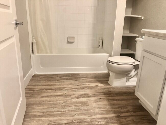 Baño de invitados - 981 S Sable Blvd