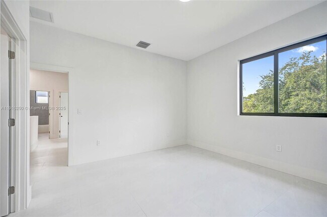 Foto del edificio - 119 NE 118th St