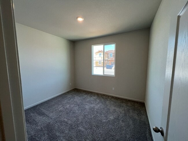 Foto del edificio - 4-bedroom two story plus a bonus loft!