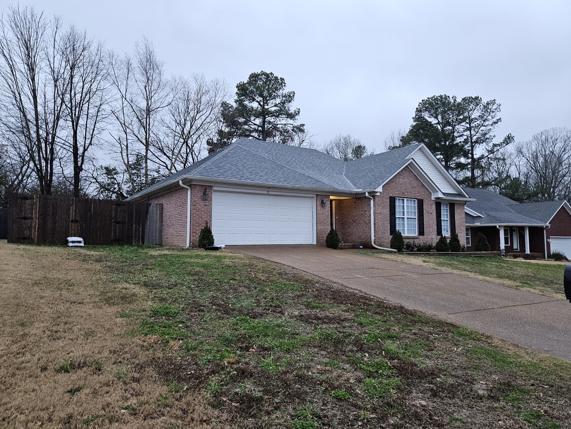 Building Photo - 8 Walnut Grove Cove