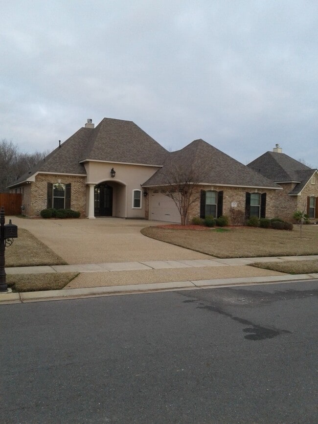 Building Photo - 225 Arrowhead Dr