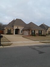 Building Photo - 225 Arrowhead Dr