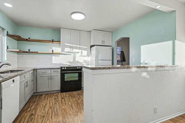 Building Photo - Conveniently Located 2BR with Large Yard