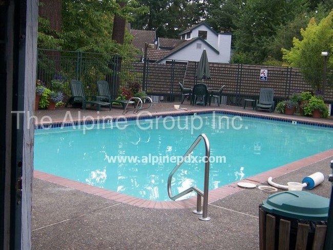 Building Photo - Lake Oswego Condo near Kruse Way/I-5!