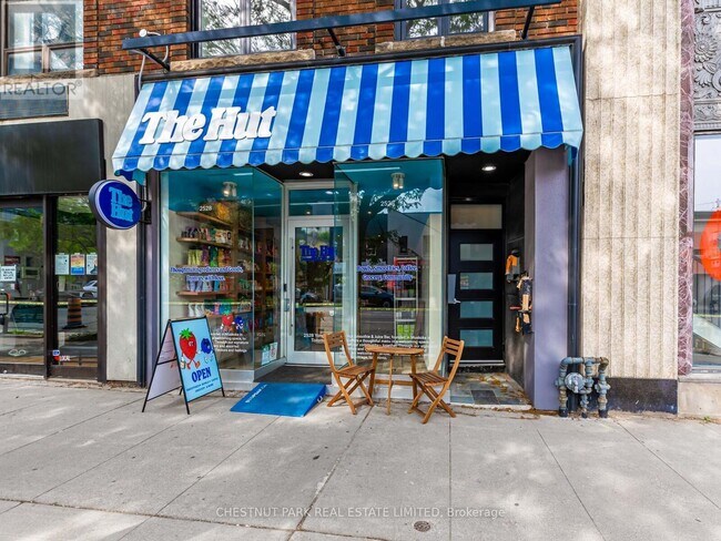 Photo du bâtiment - 2528 Yonge St