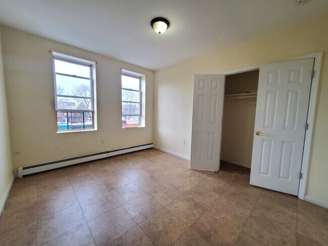 Unit 402 - 20 Emory St