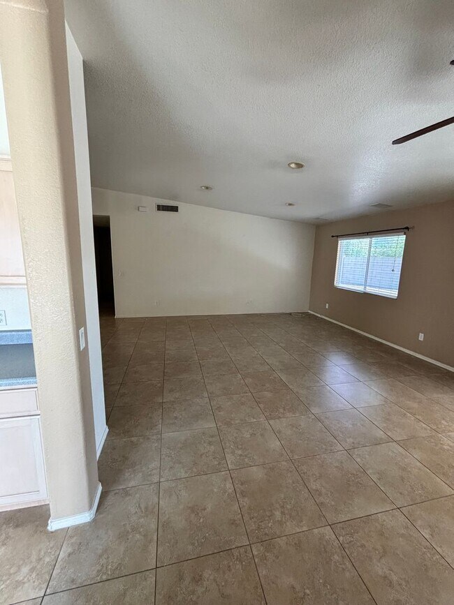 Foto del edificio - Available Now!