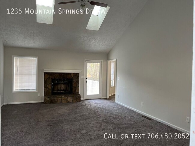 Building Photo - For Rent Stunning 5- Bedroom, 3 Bath Home ...