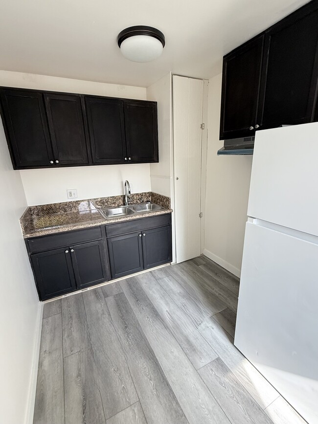 Building Photo - 12521 Rose Ave