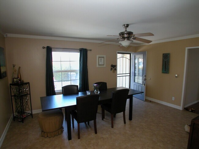 Foto del edificio - Charming 4-Bed 3-Bath in Paradise Hills