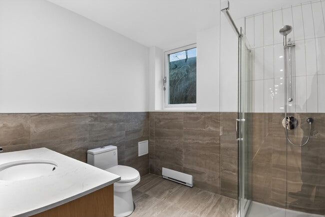 Bathroom 1 on 2 - Le Redpath