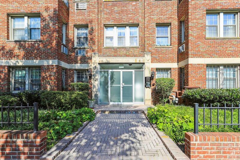 Foto principal - 3028 Wisconsin Ave NW