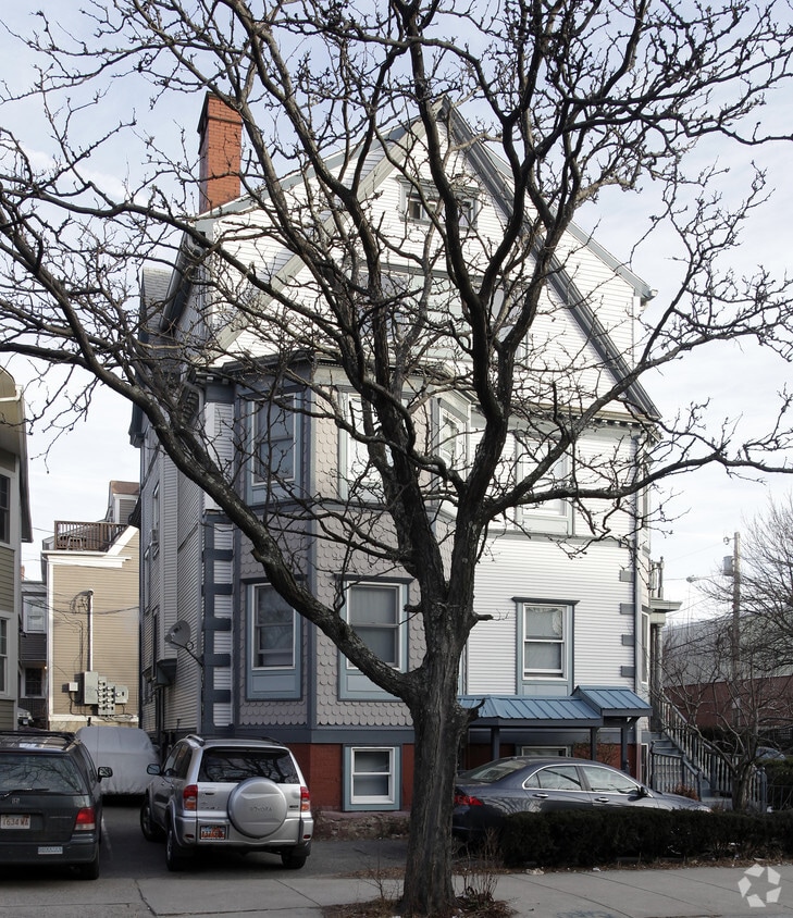 Building Photo - 204 Angell St