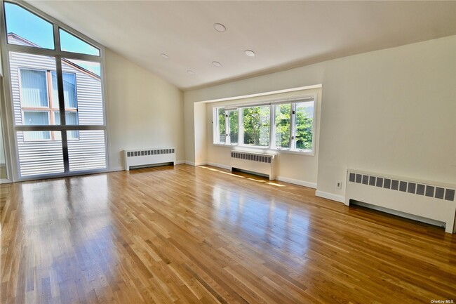 Building Photo - 881 Hewlett Dr