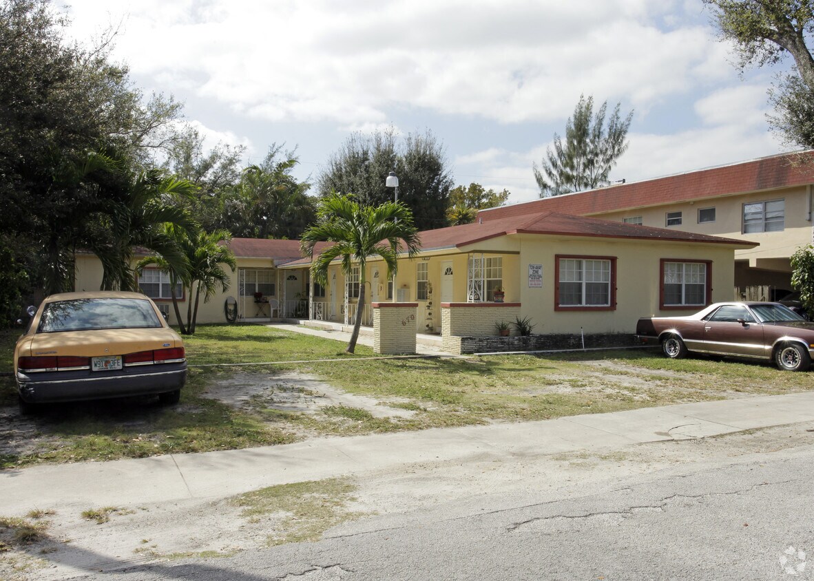 Foto del edificio - 670 NE 122nd St