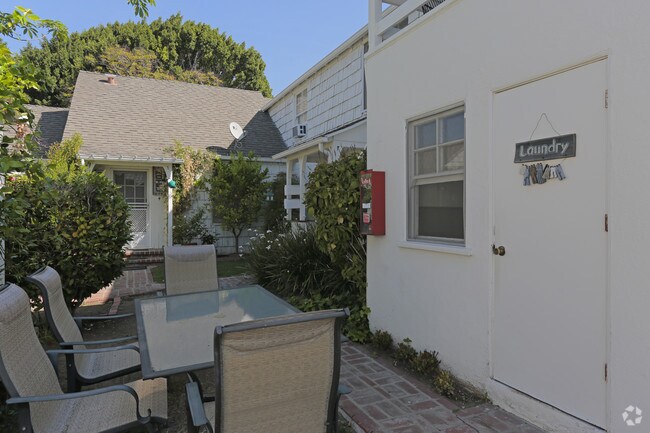 Foto del edificio - 6212-6214 Greenleaf Ave
